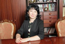 Поборы, выговор, увольнения: чем известна директор СШ №95, ученик которой утонул в аквапарке