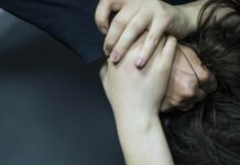 Мужчина избил жену и запер в курятнике. Суд оштрафовал его на 40 тыс. сомов