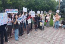 «Атазов, сдай мандат!» В Бишкеке проходит митинг против инициативы депутата