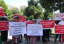 В Бишкеке митингуют против строительства биолаборатории в Казахстане