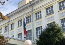 В Бишкеке неизвестный облил красной краской забор посольства России