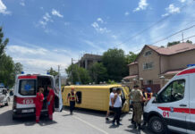 В Бишкеке из-за внедорожника перевернулась маршрутка, пострадали 4 человека. ФОТО