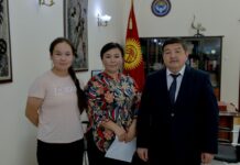 Акылбек Жапаров эркин күрөш боюнча Кыргызстандын чемпиону, 9-класстын окуучусу Элина Бакытовага 150 миң сом берди