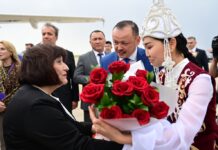 Азербайжан менен Казакстандын парламенттик делегациялары өлкөгө келди