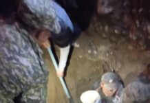 Нарында топурак басып калган адам куткарылды