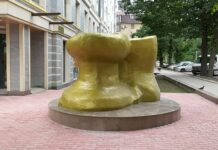 Бишкекте чоң чүкөнүн инсталляциясы пайда болду