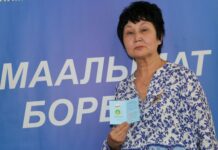 Мира Сагынбаева Монголиянын биринчи даражадагы мугалими төш белгиси менен сыйланды