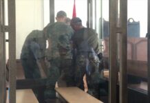 Аспековду конвоирлер колу-бутунан кармап сот залынан чыгарып кетишти