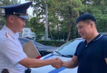 В Бишкеке патрульные оштрафовали депутата Тазабека Икрамова