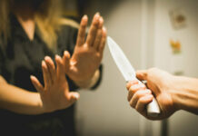 В Бишкеке мужчина, угрожая ножом жене, похитил сына