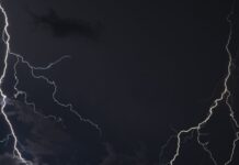 В Токмаке молния попала в трех детей, одна девочка скончалась