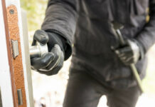 В Бишкеке налетчики ворвались в дом и, угрожая пистолетом подростку, требовали деньги