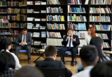 Акылбек Жапаров назвал источник своего вдохновения и призвал молодежь изучать языки