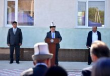 Акылбек Жапаров Токмок шаарындагы Борбордук Азия эл аралык университетин кыдырууда