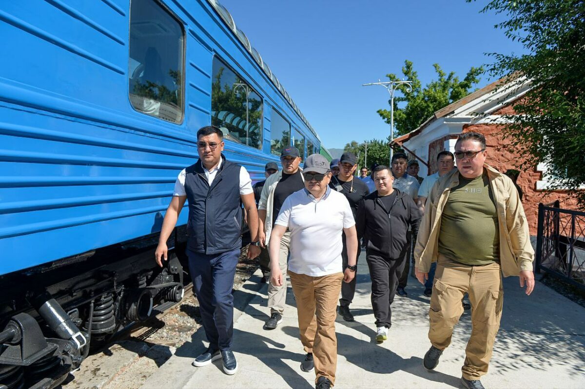 62bbe55da6092 Члены кабмина прокатились в модернизированном вагоне до Балыкчи. ФОТО