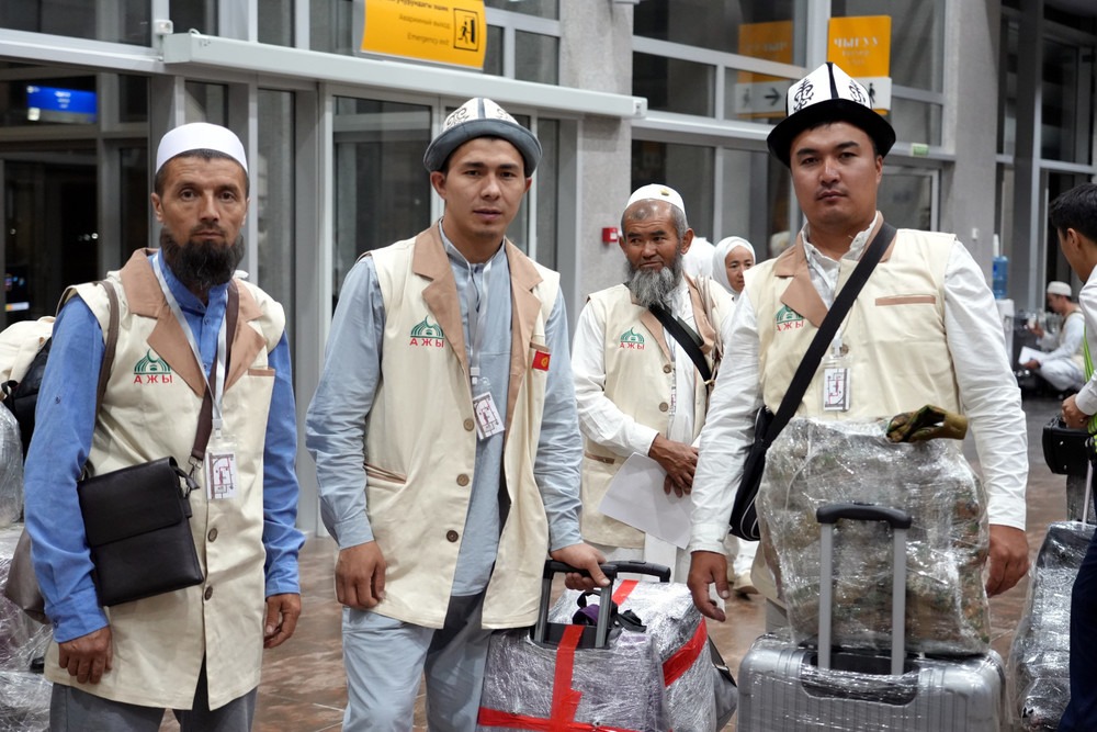 66 Первая группа паломников из Кыргызстана вылетела в Саудовскую Аравию