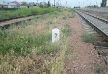 В Иссык-Ате поезд сбил насмерть школьницу. Рядом с телом нашли блокнот