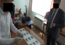 Чиновник налоговой вымогал взятку и бизнесмена. Его задержали