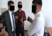 Салык кызматынын райондук Башкармалыктарынын биринин башчысы пара алып жаткан учурунда кармалды