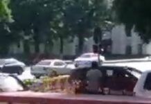 В Бишкеке неизвестный разбил окна нескольких машин