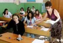 Эл өкүлү Ырысбек Атажанов пенсионер мугалимдерди жумуштан кетирип, ордуна жаштарды алууну сунуш кылды