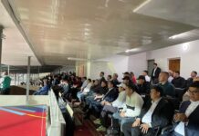 Кыргызстан менен Тажикстандын командаларынын беттешине президент Садыр Жапаров жубайы менен келди