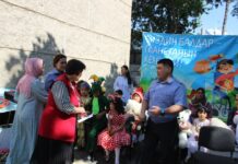 Ош милициясы эл аралык балдарды коргоо күнүнө карата белектерин тартуулашты