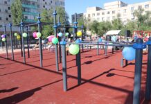 Айни көчөсүндөгү үйдүн короосунда балдар үчүн спорттук-оюн аянтча ачылды