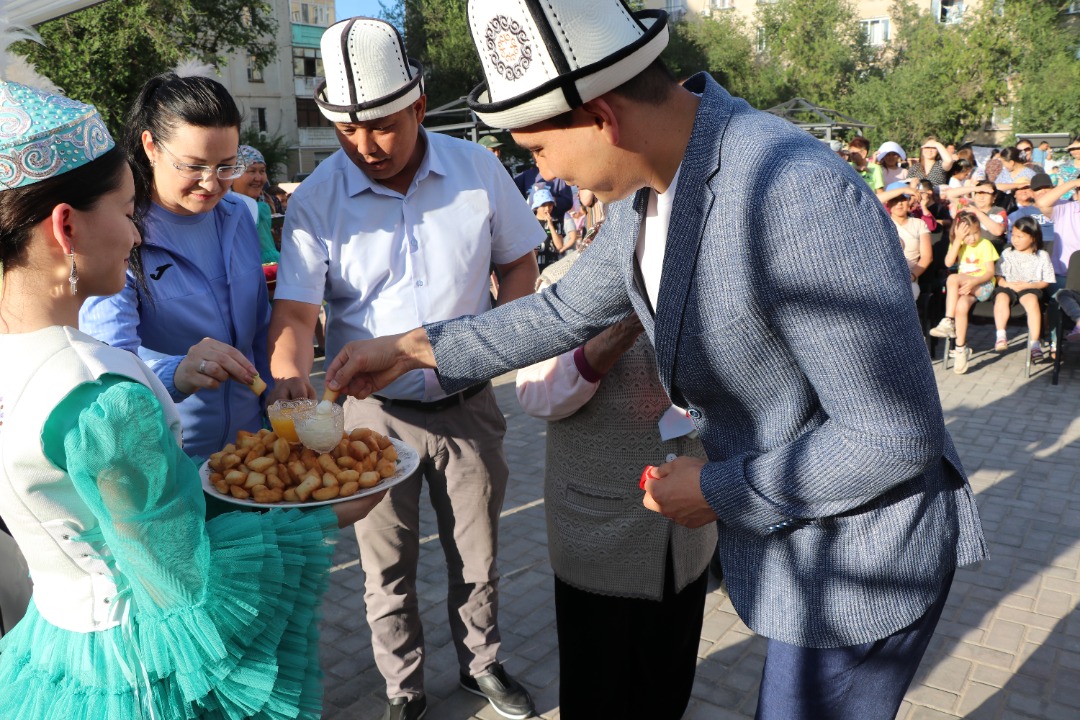 WhatsApp Image 2022 06 21 at 11.55.24 Во дворе дома в Бишкеке чиновники торжественно открыли детскую площадку