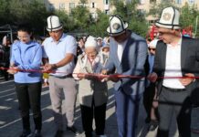 Во дворе дома в Бишкеке чиновники торжественно открыли детскую площадку