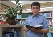 Милиция кызматкерлери менен курсанттар акын-жазуучулардын чыгармаларын көркөм окушту