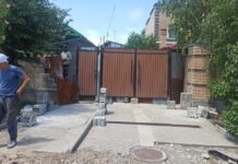 На улице Шукурова в Бишкеке снесут более 70 заборов частных домов. ФОТО