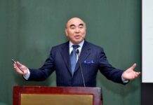 Аскар Акаев Казакстанда лекция окуйт