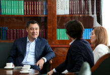 Садыр Жапаров встретился со скрипачом Даниэлем Лозаковичем