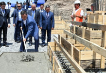 Садыр Жапаров заложил капсулу под строительство современного учебно-лечебного комплекса в Баткене