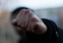 В Джети-Огузе замдиректора школы избили старшеклассники