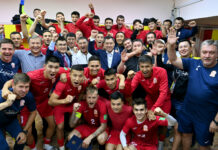 Садыр Жапаров зашел в раздевалку к нашим футболистам и лично поздравил их. ФОТО