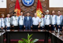 Садыр Жапаров вручил госнаграды и денежные сертификаты нашим сурдлимпийцам