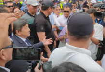 К протестующим против ККМ вышел Акылбек Жапаров. ВИДЕО