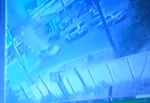 Машину подбросило напором воды. Момент прорыва трубы в Бишкеке попал на видео