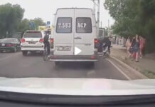 В Бишкеке пассажир маршрутки, выходя посреди дороги, снес дверью велосипедиста. ВИДЕО