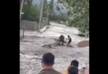 В Кызыл-Кие жители спасли ребенка, которого уносил селевой поток. ВИДЕО