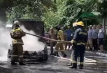 В 7-м микрорайоне Бишкека сгорела легковушка. ВИДЕО