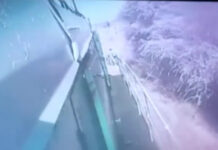 Момент, когда поезд насмерть сбил 17-летнего парня в Бишкеке, попал на видео