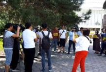 В Бишкеке проходит очередной митинг против казино