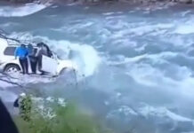 ВИДЕО. Как спасали пассажиров упавшего в реку Чычкан внедорожника