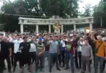 ВИДЕО. Около сотни сторонников Камчыбека Ташиева открыто пригрозили Мадумарову и Икрамову