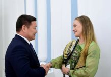 Талант Мамытов UFC боюнча дүйнө чемпиону Валентина Шевченкону кабыл алды