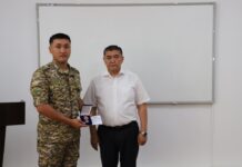 Глава ГКНБ наградил ряд врачей и военнослужащих