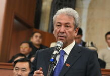 Адахан Мадумаров парламенттин төрагасы Талант Мамытовду депутаттарга бирдей мамиле кылууга үндөдү